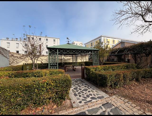 280M² BUILDING TO LET IN WATERFRONT